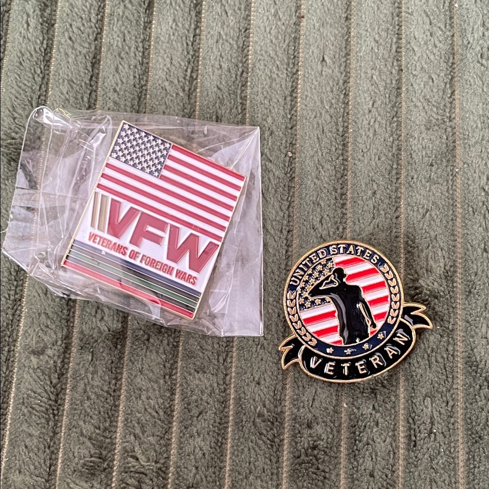 Set of Two‎ Veteran Pins